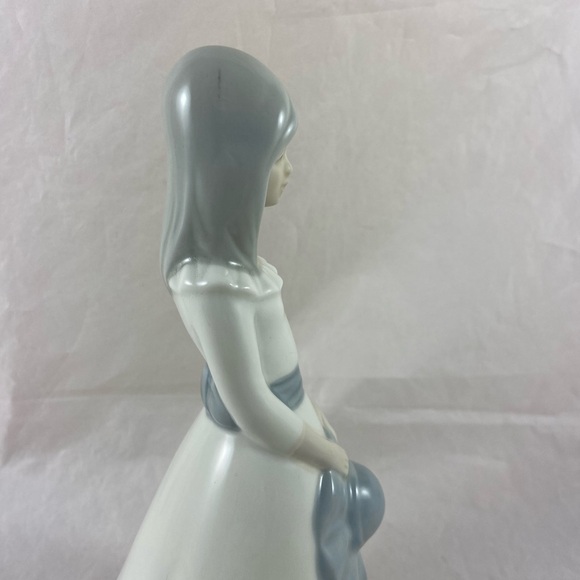 Vintage Girl Standing With Hat And Bow Porcelain Figurine Spain Porceval 9” Tall - Picture 4 of 12